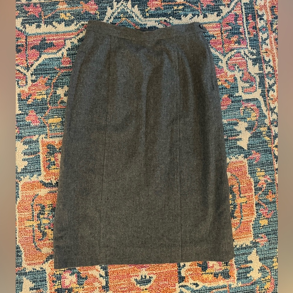 EUC vintage Pendleton 100% wool midi skirt in gray.